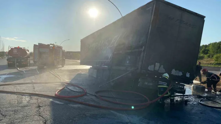 Tel yüklü tırın dorsesi alev alev yandı