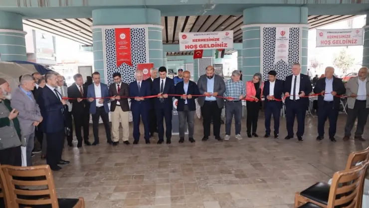 Protokol kermeste buluştu