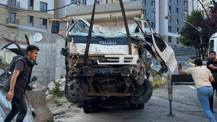 Rampadan inen kamyonet bariyerlere çarptı: 1 yaralı