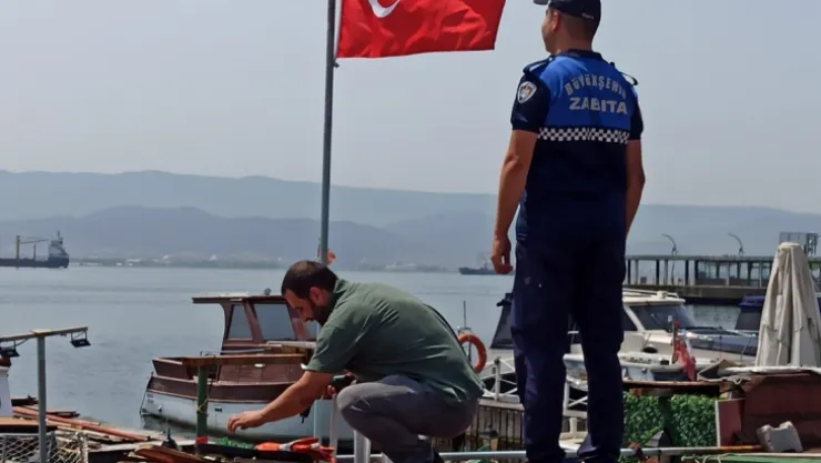 Rengi solan Türk Bayrağını yenisiyle değiştirdiler