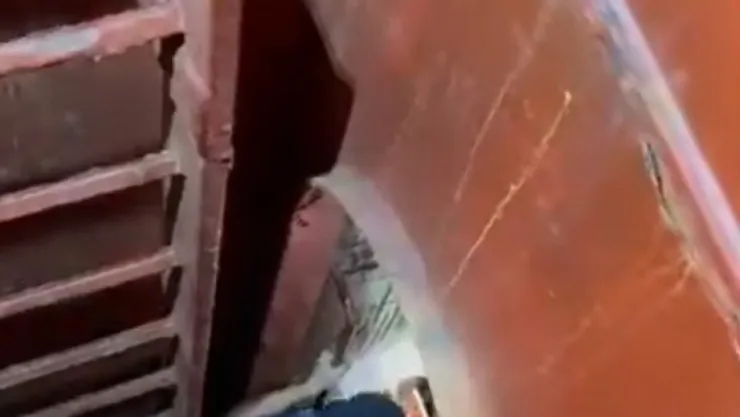 Safiport Limanı'nda geminin ambarına düşen işçi yaralandı