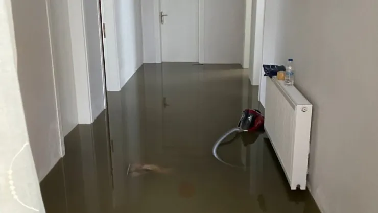 Sağanak sonrası evlerini kanalizasyon suları bastı