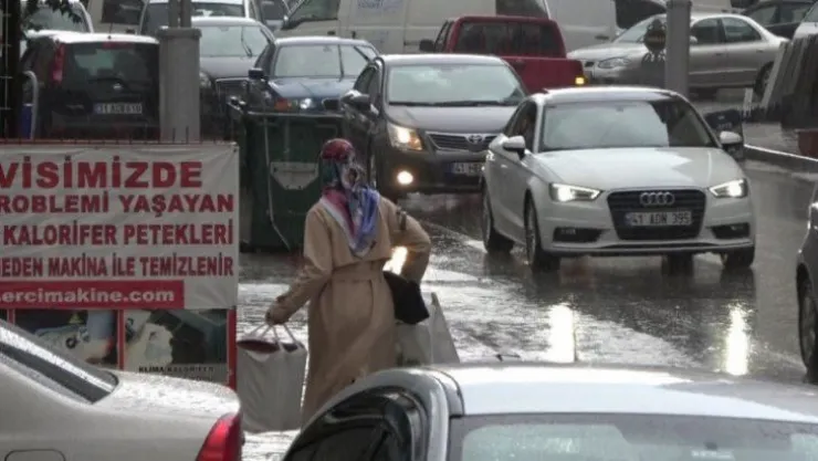 Sağanak yağmura hazırlıksız yakalananlar kaçacak yer aradı