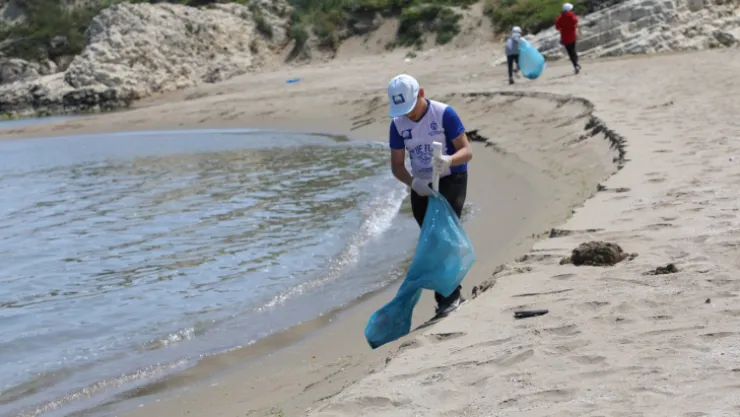 Sahil boyunca kıyı temizliği yapıldı