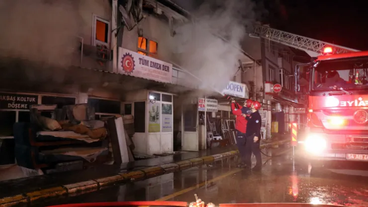 Sakarya'da alevler geceyi aydınlattı