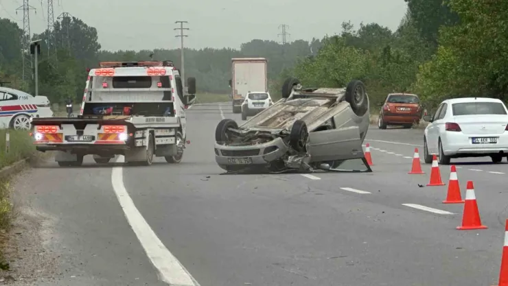 Sakarya'da ciple çarpışan otomobil takla attı: 1 yaralı