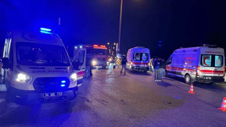 Sakarya'da duble yolda iki otomobil çarpıştı: 1'i ağır 7 yaralı