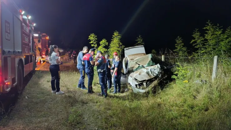 Sakarya'da kontrolden çıkan otomobil hurdaya döndü: 1 ölü, 1 yaralı