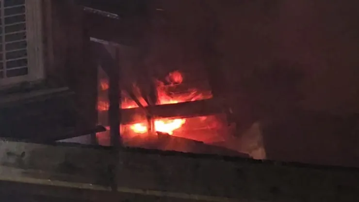 Sakarya'da tek katlı ev alevlere teslim oldu