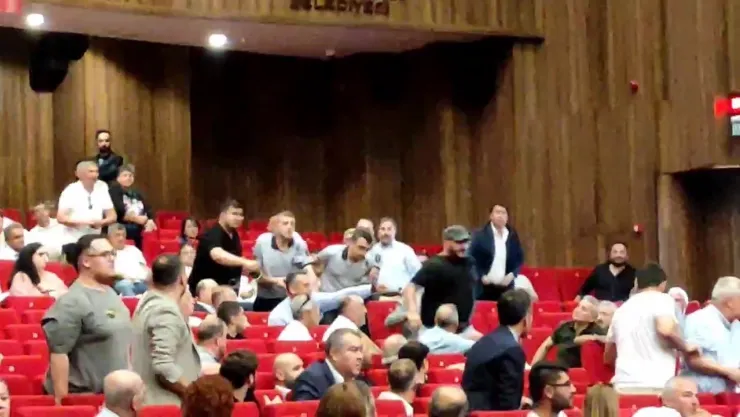 Salonda ipler gerildi: Yıldızlı'nın kuzeni Seni vururum diyerek koştu