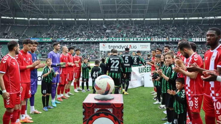 Şampiyon Kocaelispor son maçına alkışlarla çıktı