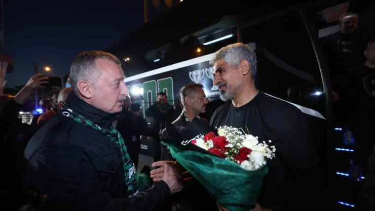 Şampiyon Kocaelispor'u protokol ve taraftar karşıladı