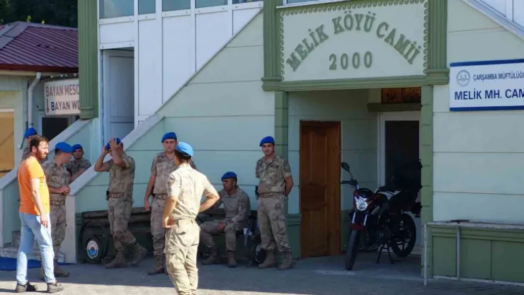 Cami çıkışı silahlı çatışma: ölü ve yaralılar var