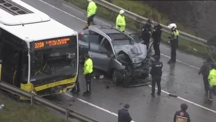 Karşı şeritten gelen araç otobüse çarptı: 1 ölü, 4 yaralı