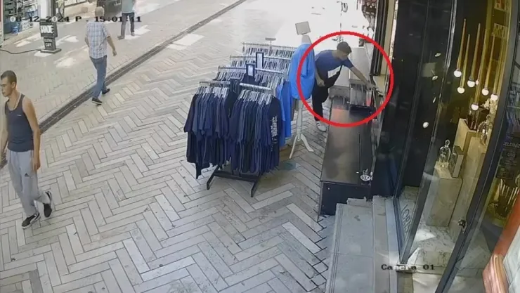 Şaşırtan hırsızlık: Dükkanın önündeki sigara paketini çaldı