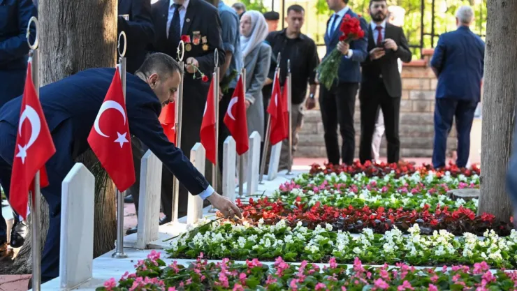 Şehitliklerde hüzünlü bayram