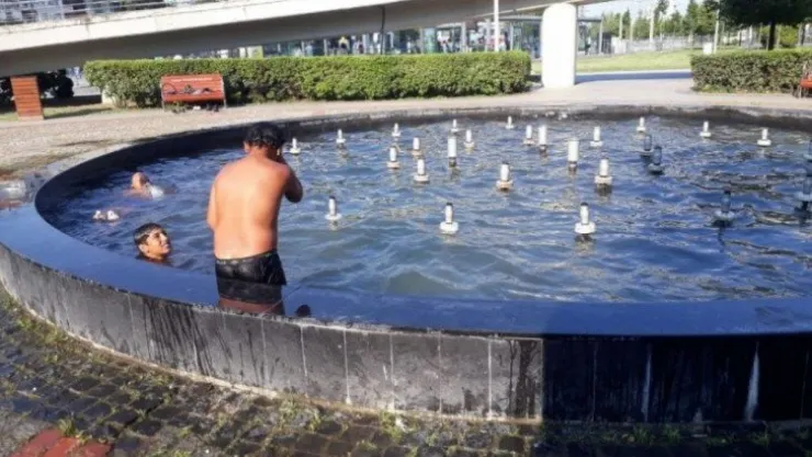 Serinlemek için 220 volt elektriğin içinde yüzdüler