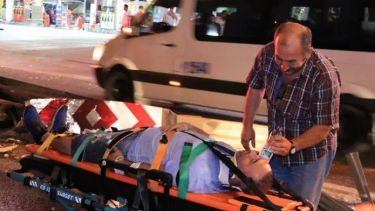 Servis minibüsü bariyere çarpttı: 7 yaralı!