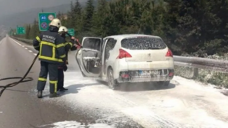 Seyir halinde alev alan otomobil hurdaya döndü
