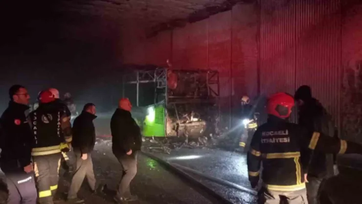 Yanan halk otobüsünden geriye iskeleti kaldı