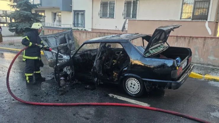 Seyir halindeki otomobil alev aldı