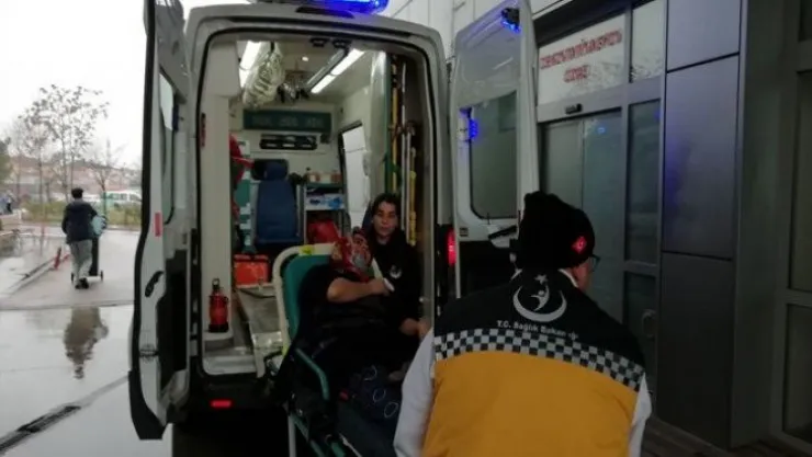 Sigara sarma makinesine elini kaptırdı!