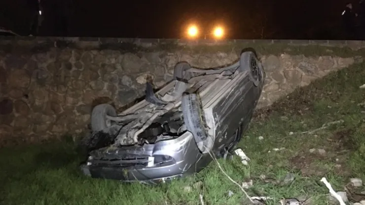 Sitenin bahçesine düşen otomobilden alkol şişesi çıktı: 1 ağır yaralı