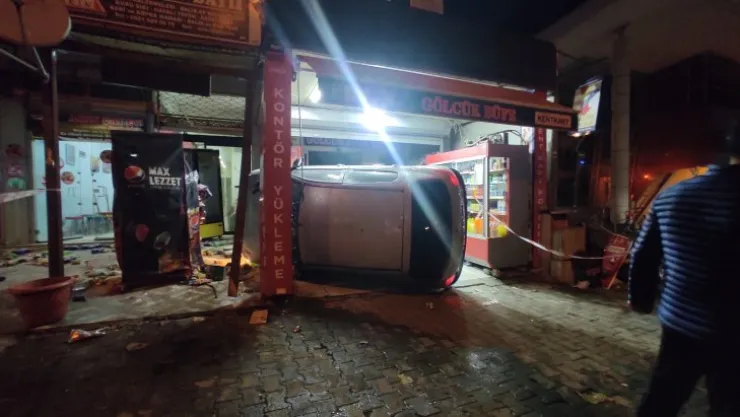 Sürücü markete daldı: 2 yaralı