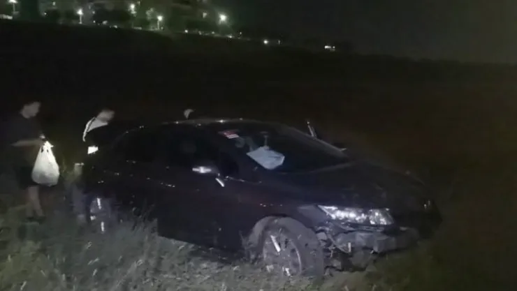 Kocaeli'de otomobil araziye uçtu: 2 yaralı