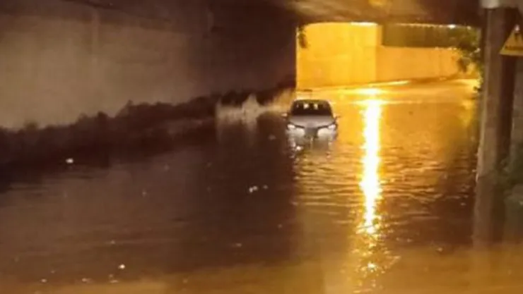 Suya gömülüp mahsur kaldı!