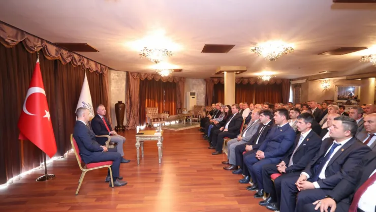 Tahir Büyükakın: Hizmetlerimizde muhtarlarımızın imzası var