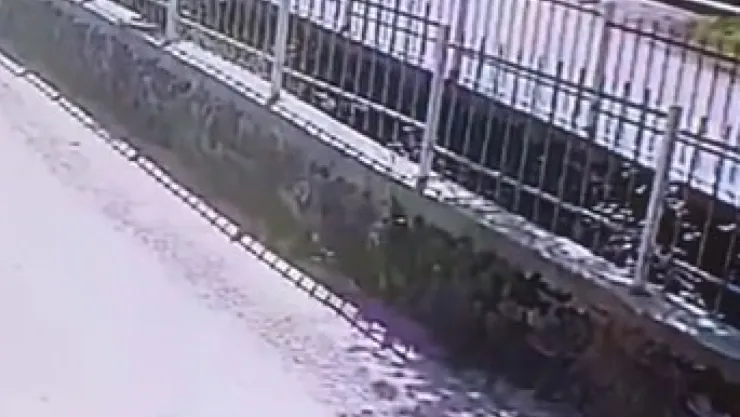 Taksi ile motosiklet kafa kafaya çarpıştı