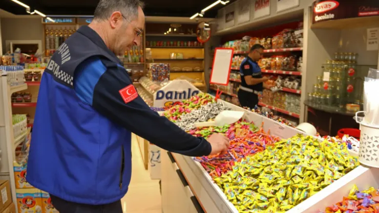 Tarihi geçmiş ürünleri satarken yakalandılar