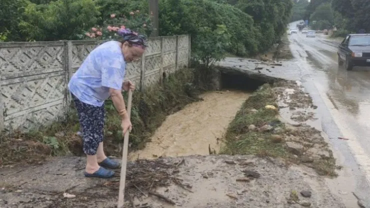 Taşan dere sebebiyle kapanan yol tekrar açıldı