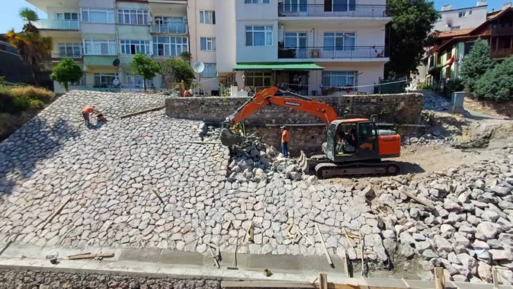 Tehlike arz eden istinat duvarı yenilendi