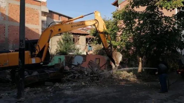 Tehlikeli 3 metruk bina yıkıldı