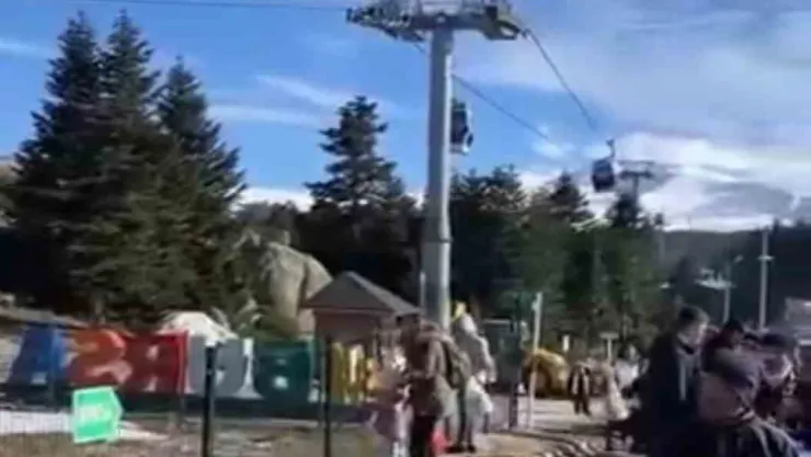 Teleferikte meydana gelen aksama nedeniyle havada asılı kaldılar