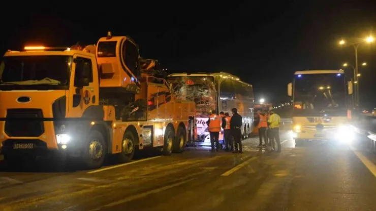 TEM'de bir minibüs ve iki yolcu otobüsü birbirine girdi!