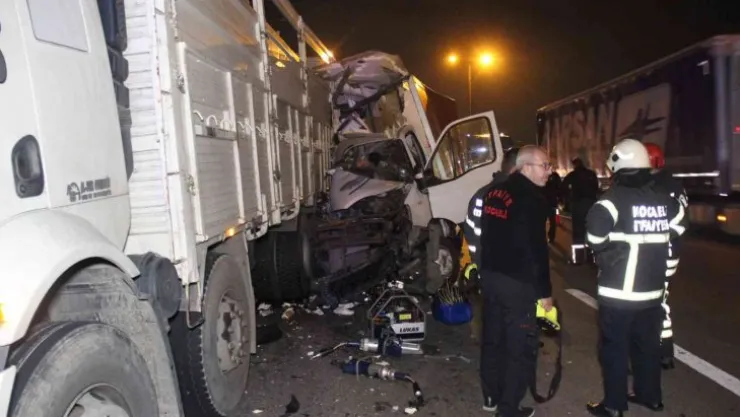 TEM'de kamyonet lastiği patlayan kamyona ok gibi saplandı: 1 ölü