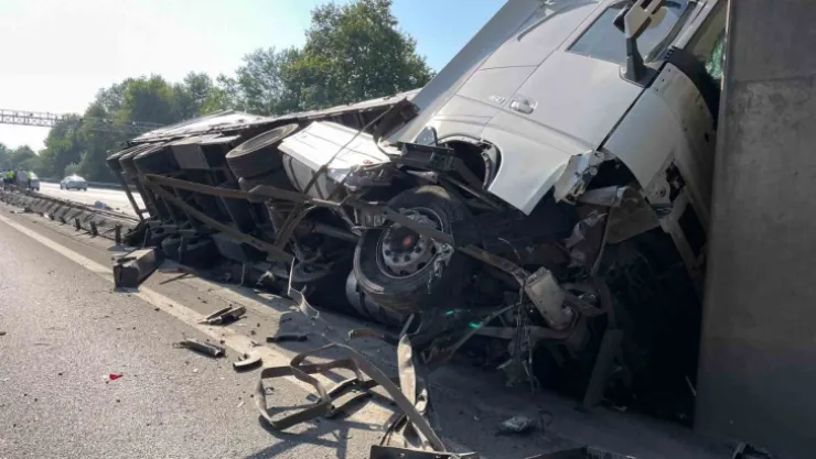 TEM'de lastiği patlayan tır zincirleme kazaya neden oldu