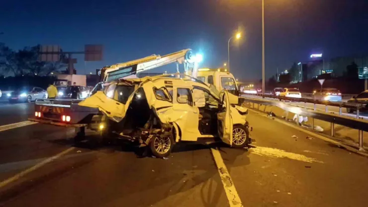 TEM'de şerit değiştiren sürücü kazaya sebep oldu: 3 yaralı