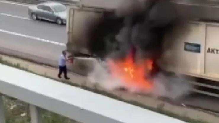 TEM'de tırın dorsesi alevlere teslim oldu