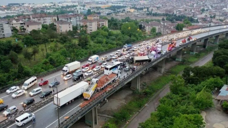 TEM'in İstanbul istikameti 8 saat sonra trafiğe açıldı