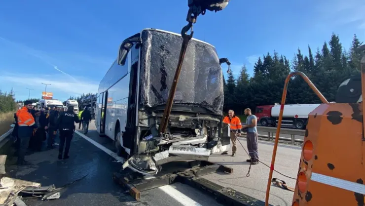 TEM'de yolcu otobüsü tıra çarptı: 13 yaralı