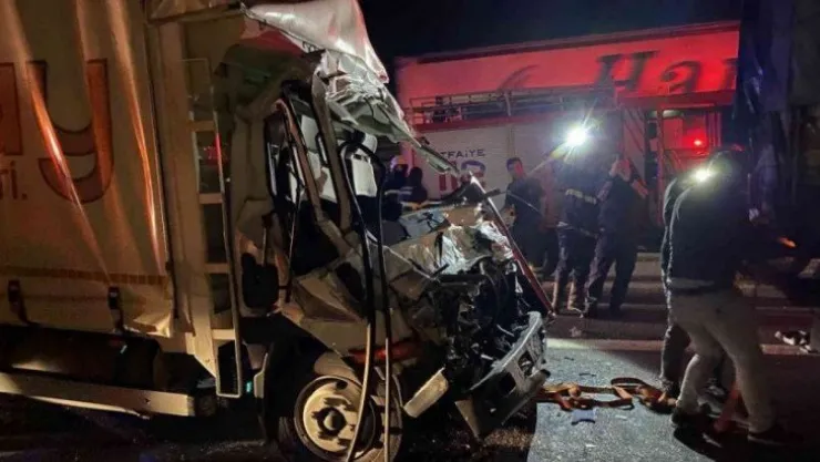 TEM'de un yüklü kamyona çarpan kamyonet bu hale geldi!