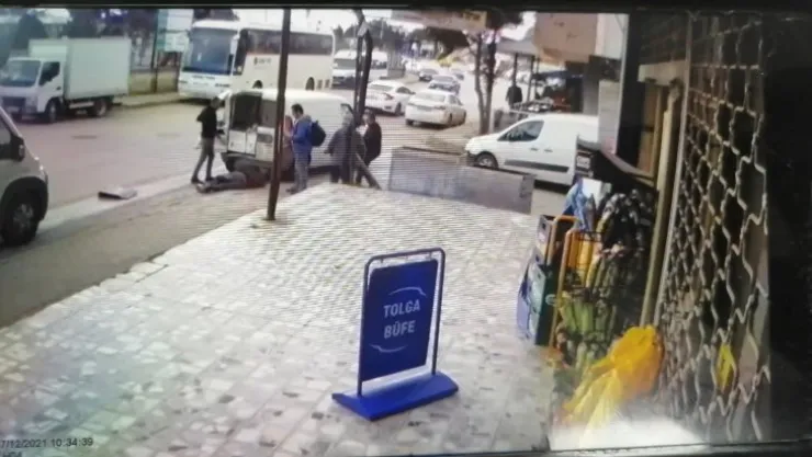 Terlikle kullandığı servisin frenine basamayınca dehşet saçtı