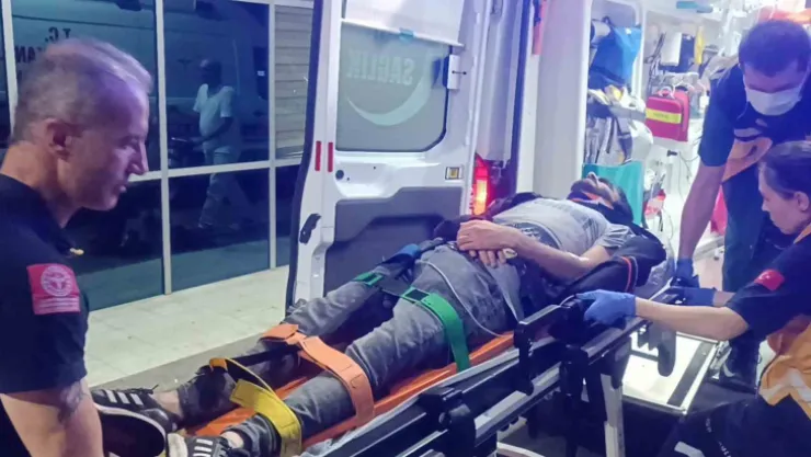 Hafif ticari araç motosikletle çarpıştı: 1 yaralı