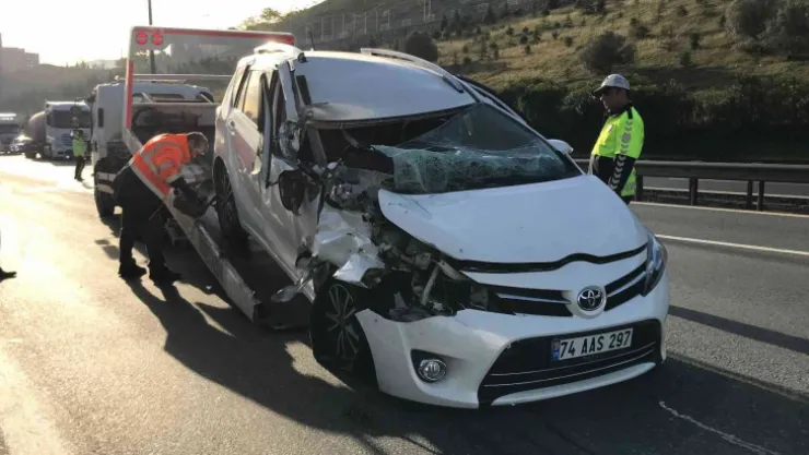 Tıra çarpan otomobildeki 6 kişi yaralandı