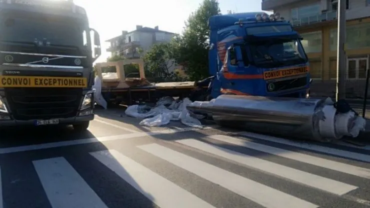 Tırdan düşen demir silindir D130 Karayolu'nu trafiğe kapattı