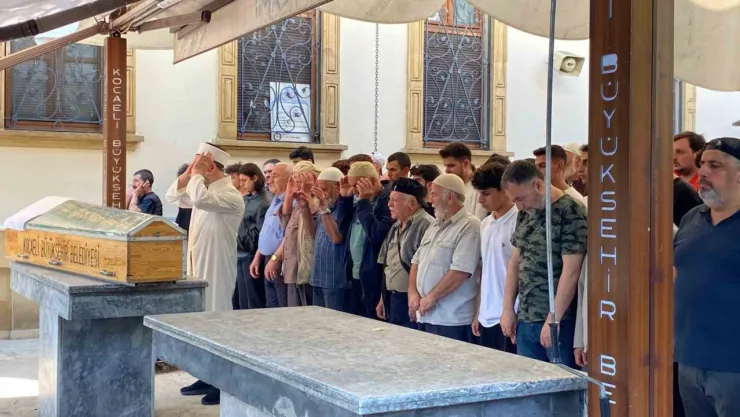 Tırın altında kalarak can veren genç son yolculuğuna uğurlandı